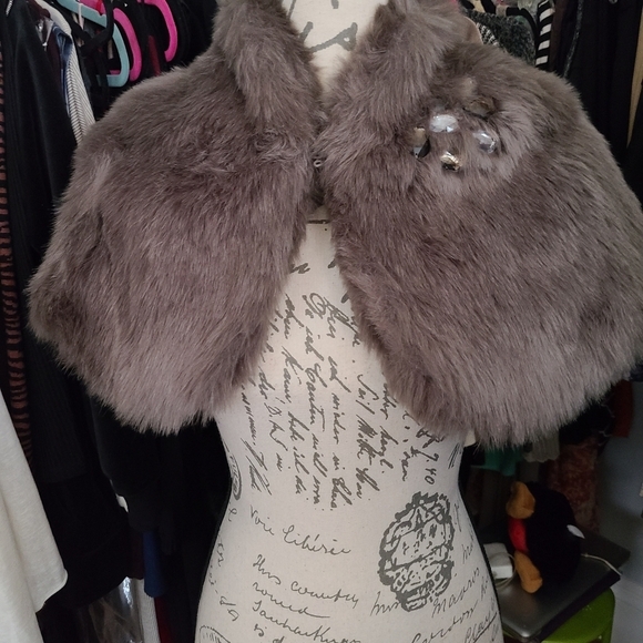 Jessica Simpson Sweaters - Gorgeous shoulder wrap/shrug new. Hp🔥🔥🔥